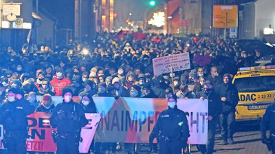 Almanya'da korona kısıtlamaları protestolarına on binlerce kişi katıldı