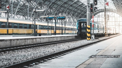 68 yaşındaki adamı tren raylarına itip öldüren kişi aranıyor