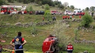 Kaza ihbarına giden itfaiye aracı devrildi: İlk belirlemelere göre 4 ölü