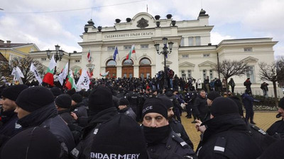 Bulgaristan'da aşı karşıtları parlamento binasına zorla girmeye çalıştı