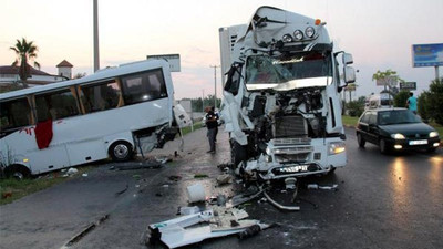 Mardin’de bir TIR işçi servisine çarptı: 11 yaralı