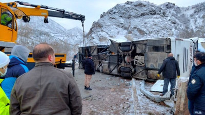 Yolcu otobüsü kaza yaptı: Bir ölü, 27 yaralı