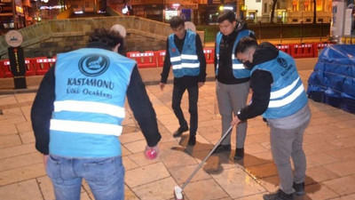 Ülkü Ocakları 'EYT'lilerin eyleminden sonra meydanı gül suyu ile yıkadı: Fitne temizlendi