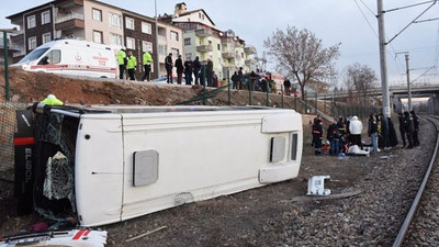 Kırıkkale'de işçi servisi tren yoluna devrildi: Çok sayıda yaralı