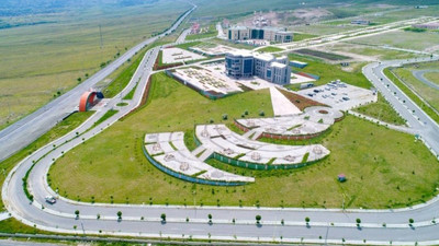 Dekan yardımcısı eşini öğretim görevlisi olarak kadroya aldı