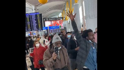 İstanbul Havalimanı'nda mahsur kalan turistlerden protesto: We need hotel