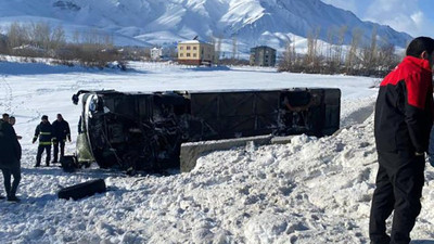 Van'da yolcu otobüsü devrildi: 2'si ağır 9 kişi yaralandı