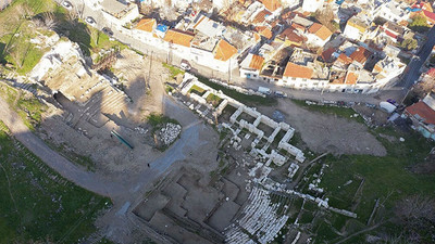 Smyrna Tiyatrosu'ndaki tuvaletin ardından antik geçit bulundu