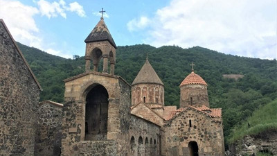 Azerbaycan, kiliselerdeki Ermeni izlerini silme planlarını açıkladı