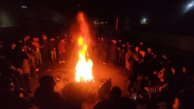 Tekstil işçileri iş bıraktı, arka kapıdan fabrikaya sokulan diğer işçiler de eyleme katıldı