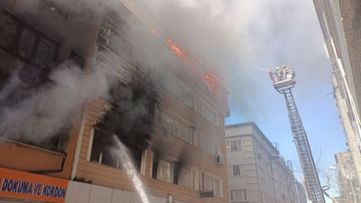 İstanbul'da tekstil malzemesi üreten iş yerinde yangın: Altı yaralı