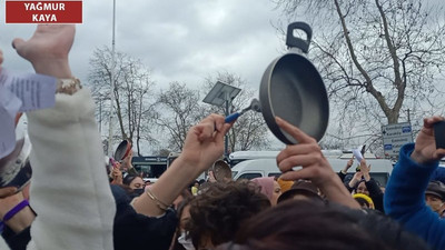 Kadıköy'de kadınlardan tencere tavalı ekonomik kriz protestosu