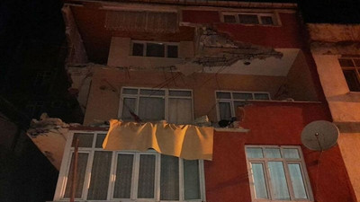 Küçükçekmece'de 3 katlı binada iki balkon çöktü