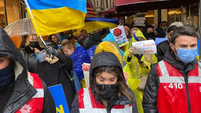 Rusya Başkonsolosluğu önünde protesto: Bu savaş hepimizi yakar, lütfen sesimizi duyun