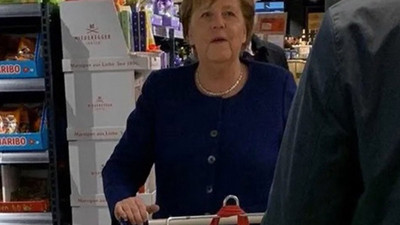 Merkel'in cüzdanının çalındığı iddia edildi