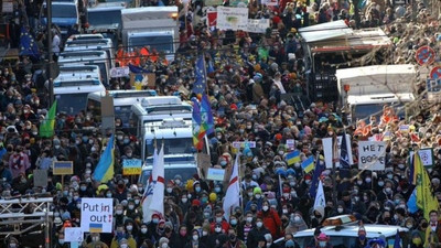 Köln karnavalında bu kez barış çağrıları yankılandı: Putin out!