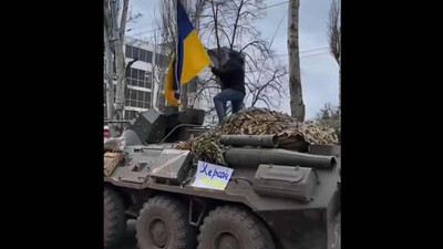 Ukrayna bayrağı taşıyan bir protestocu Rus tankının üstüne çıktı