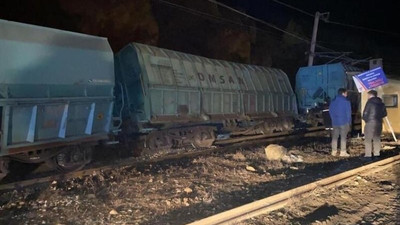 Demir cevheri yüklü 7 vagon devrildi; tren yolu ulaşıma kapatıldı