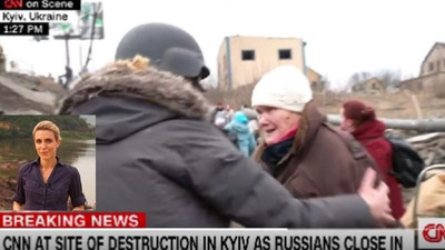 CNN muhabiri yaşlı kadına yardım etmek için yayına ara verdi