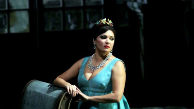 Rus soprano Anna Netrebko, New York Metropolitan Operası tarafından görevden alındı