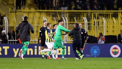 Fenerbahçe-Trabzonspor maçında taraftar hakeme saldırmak istedi