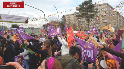 Diyarbakır'da alanlara çıkan kadınlar 'Aysel'in hafızası hafızamızdır' dedi