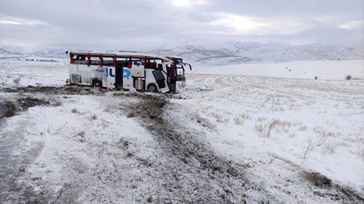 Sivas'ta yolcu otobüsü devrildi: 4'ü ağır 20 yaralı