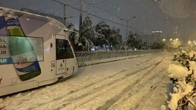 İstanbul'da yoğun kar yağışı etkili: Tramvay seferleri iptal ediliyor