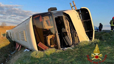 İtalya'da Ukraynalıları taşıyan otobüs devrildi: Bir kadın hayatını kaybetti