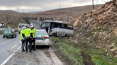 Urfa'da işçi servisi devrildi: 15 yaralı