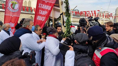 Tıp Bayramı'na polis müdahalesi: 89 yaşındaki hekimi yere düşürdüler