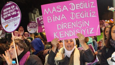 Ev baskınları: Aralarında belediye başkanı ve aktivistlerin de olduğu 14 kadın gözaltına alındı