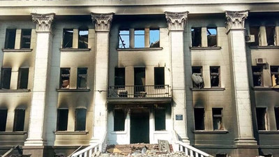 Ukrayna'da 400 kişinin sığındığı tiyatro binası bombalandı