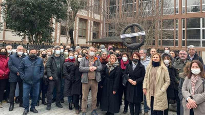 Cağaloğlu Anadolu Lisesi velilerinden siyah çelenkli eylem