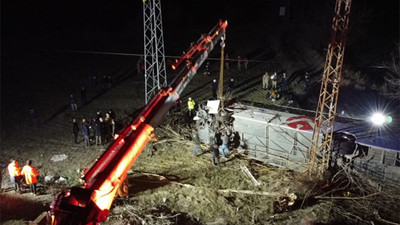 Erzincan'da yolcu otobüsü şarampole devrildi: 2 ölü, 31 yaralı