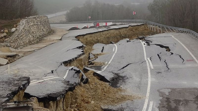 Karadeniz Sahil Yolu'nda heyelan: Çöken yol trafiğe kapatıldı