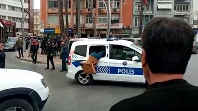 Gözaltına alınan kişi, polis aracının camından kaçmaya çalıştı