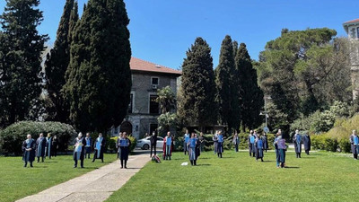 Boğaziçi akademisyenleri arkalarını 323. kez rektörlük binasına döndü