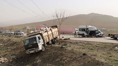 Van'da yolcu minibüsü kamyona çarptı: 3'ü ağır 13 yaralı