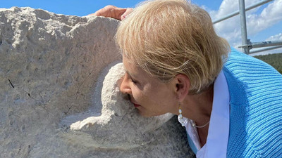 Prof. Dr. Işık'tan Patara Deniz Feneri'ne yerleştirilen yunus kabartmalı taşa öpücüklü veda