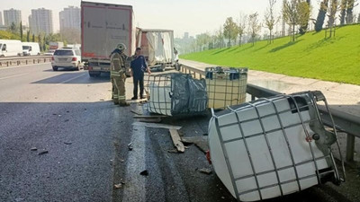 Kimyasal madde taşıyan kamyonet kaza yaptı, variller yola saçıldı