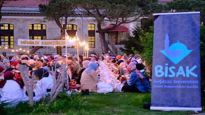 Öğrencilerin yaka paça gözaltına alındığı Boğaziçi Üniversitesi'nde toplu iftar töreni