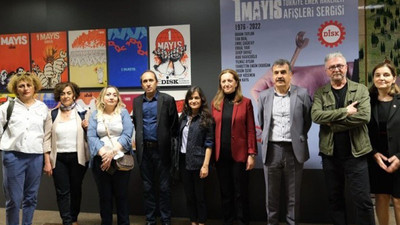 Son 46 yılın 1 Mayıs afişleri Taksim metrosunda