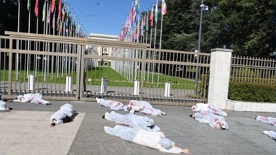 TSK'nin sınırdışı harekatı BM önünde beyaz tulumlarla protesto edildi