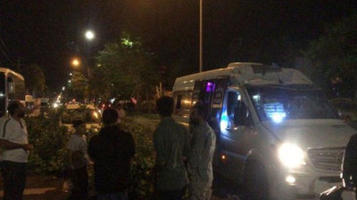 Diyarbakır'da şiddetli rüzgarın devirdiği ağaç, seyir halindeki minibüsün üzerine devrildi: 2 yaralı