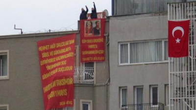 Önlemleri aşarak Taksim Meydanı'na pankart astılar