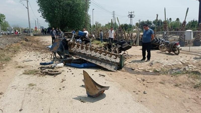 Yolcu treni traktöre çarptı, traktör sürücüsü hayatını kaybetti