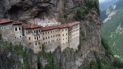 Restorasyon çalışmaları tamamlanan Sümela Manastırı ziyarete açıldı