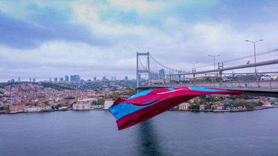 Trabzonspor, İstanbul'da köprüye asılan bayrağı 1967 eşit parçaya bölüp satışa sundu