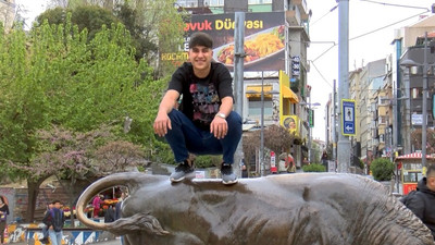 Kadıköy boğa heykelinin restorasyonu bitti; üzerine çıkan kişi 'duyarlı olun' dedi